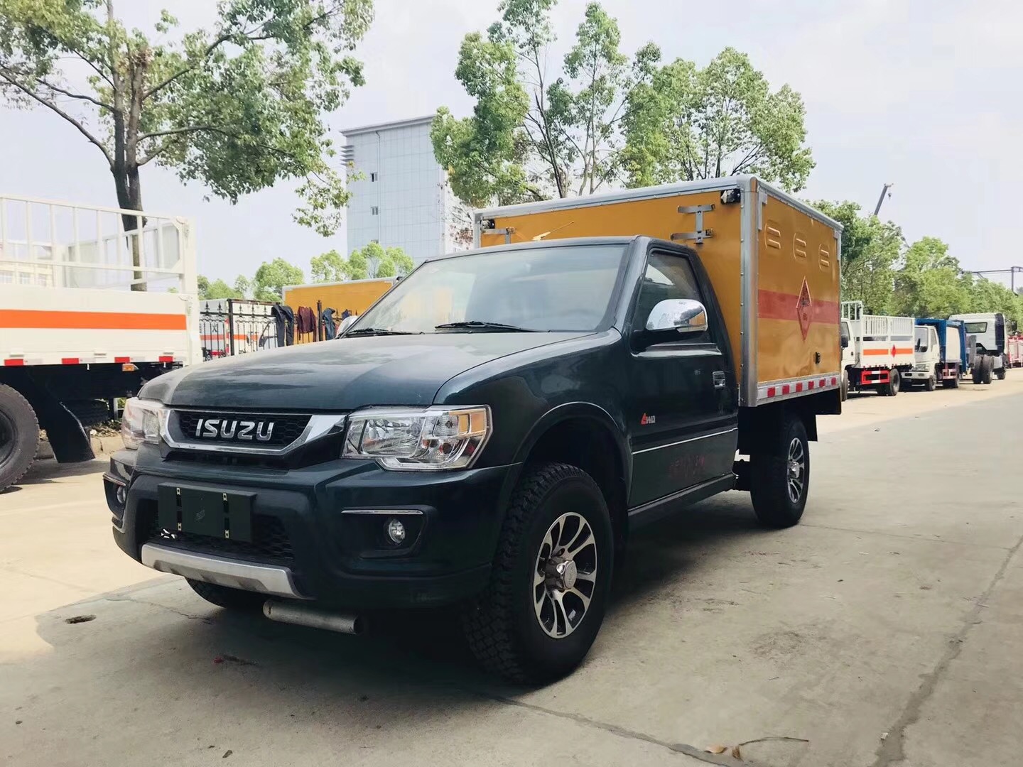 慶鈴五十鈴四驅(qū)皮卡雷管運(yùn)輸車