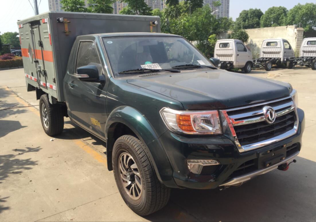 日產(chǎn)單排四驅(qū)皮卡雷管炸藥運(yùn)輸車