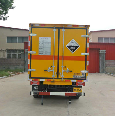 躍進超越C300型腐蝕性物品廂式運輸安全達標車