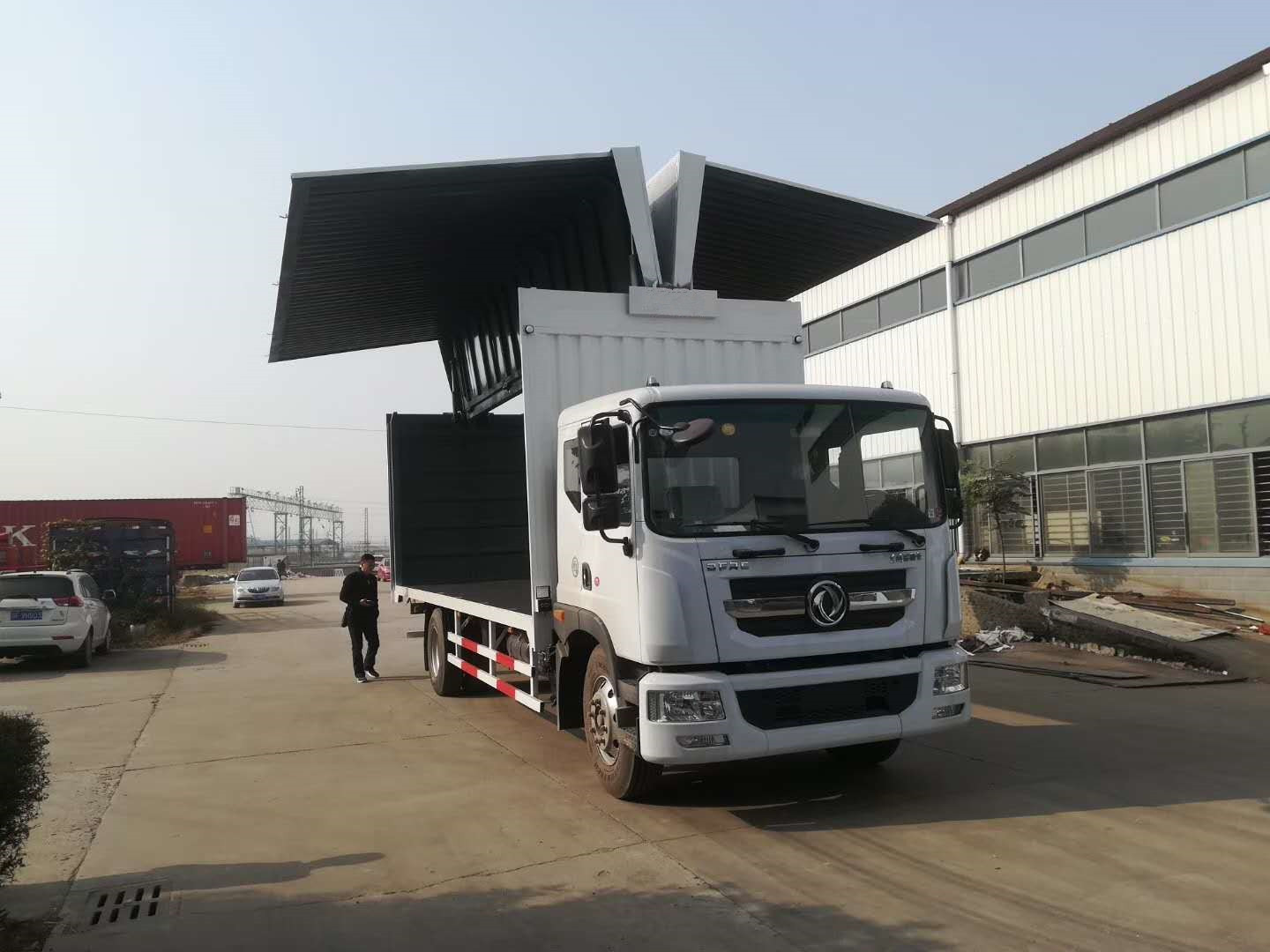 東風牌多利卡6.8米翼開啟飛翼廂式車