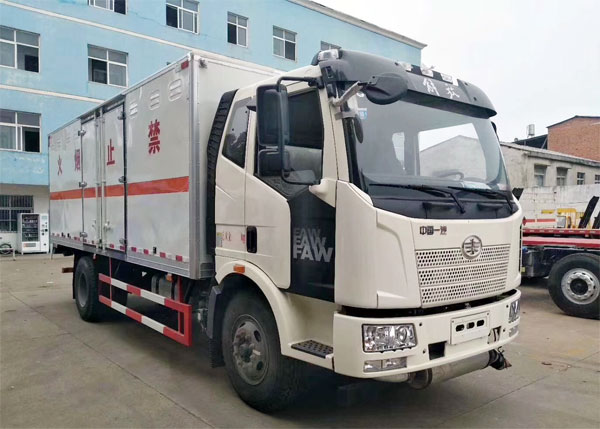 解放J6牌10噸民用爆破器材運(yùn)輸車